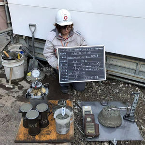 E729.日本工地上的中国女孩儿