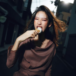 史東｜UCL哲學系養出的奇妙靈魂，見過元媛舞會的神秘幕後，在T臺閃耀也曾受厭食症困擾，破繭成蝶