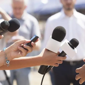 《新闻背后：探索采访与编辑的艺术》