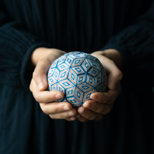 025.“她用一颗颗手鞠,缝合传统与当代”——邓雨佳的几何手艺人生