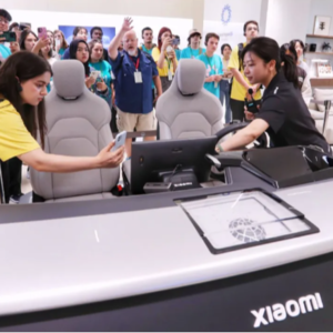 白天加税，晚上朝圣：美国精英为何排队参观中国工厂