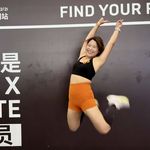 克拉拉戴大红花