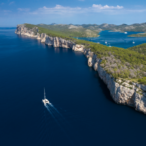 第29期【航海日记】: 地中海航行深夜遭遇暴风雨,一位新手船长的操作令人窒息…