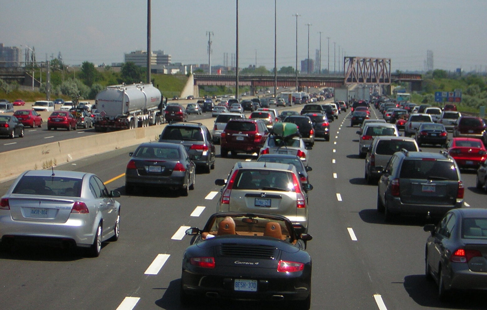 加拿大安大略401号公路皮克林路段，2009年：多车道上排列的车辆，提供观察密集车流的场景。