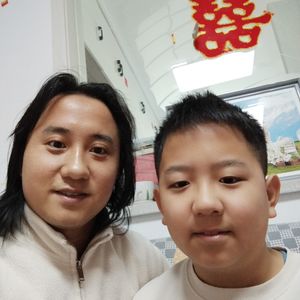 《当我开始爱自己》作者：卓别林 朗读者：高森焱 马鑫
