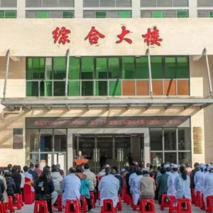 广东梅州一公立医院欠薪背后：医疗收入下降近3成，全国43.87%同类医院出现亏损