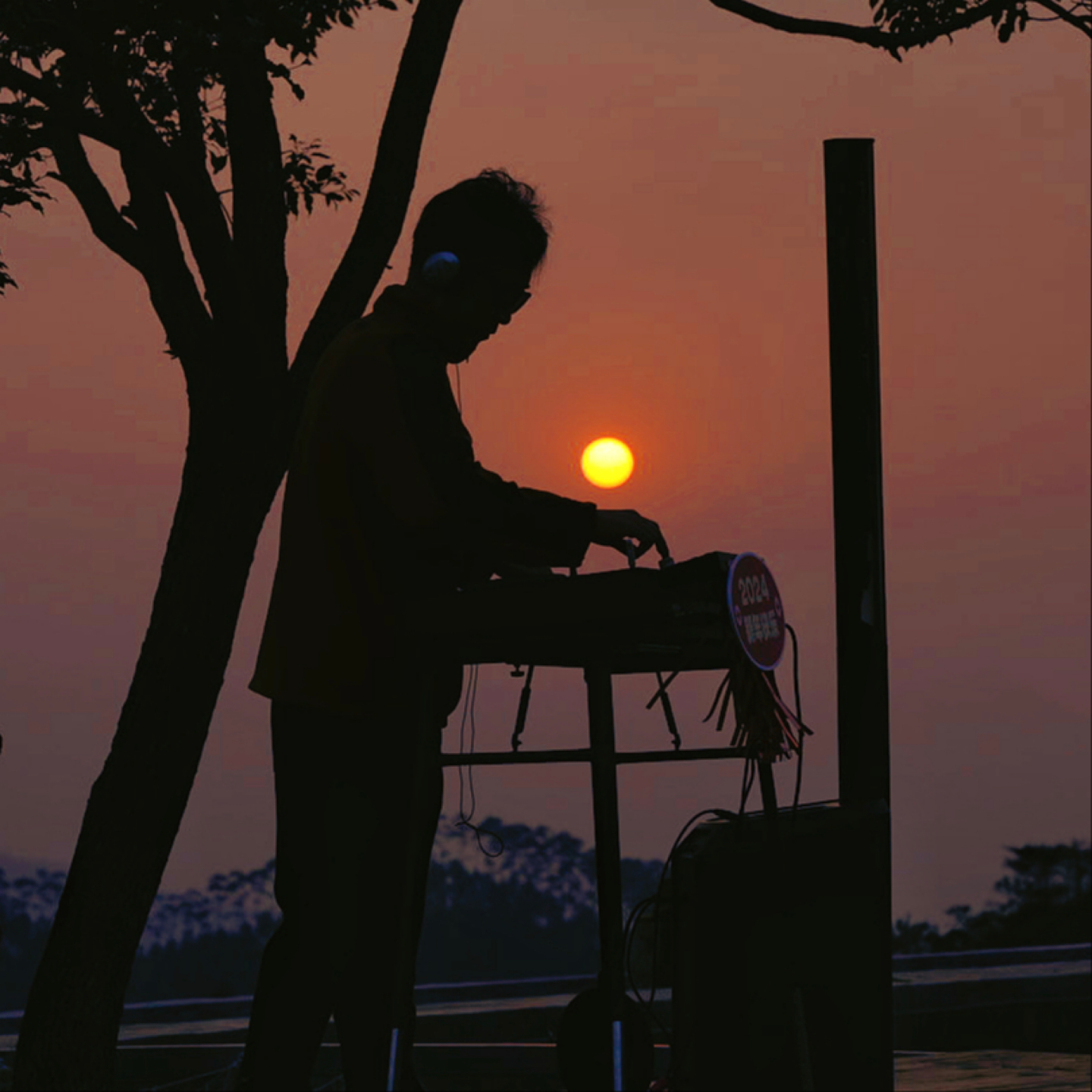 CHIVEL | Forever Midnight 美悦山庄 2023 年最后一场日落 电子乐演奏现场 episode artwork