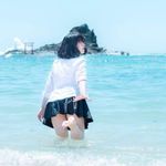 窗映绯红脸侧