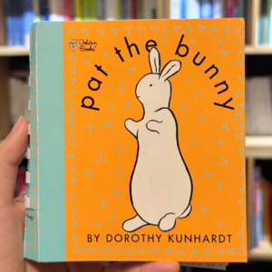 前爸绘本解读：76 年畅销不衰！《Pat the Bunny》用 “多感官玩法” 打开宝宝阅读世界的经典