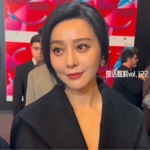 2025柏林电影节前线日记D1｜接到范冰冰亲手递来的签名画册后，陌生影迷又送来更珍贵的礼物