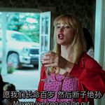 一条坚果面包在街上闲逛