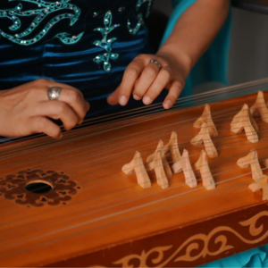 「第103件小众乐器」流淌在弦上的童年泉水记忆|杰特根（Zhetigen）