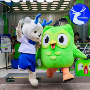 瑞幸咖啡商业模式演进及护城河——从平替星巴克到全民瑞幸