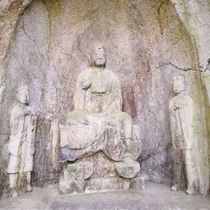 No 16. 玉皇山景区中，有四个值得一提的石窟