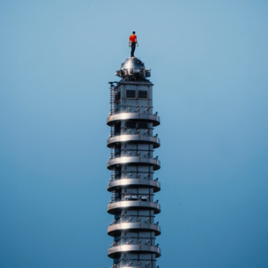 徒手攀岩：不带绳索、不带保护、不容失误