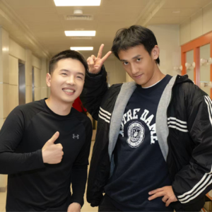 Pay attention! 是纽约地标张骏！