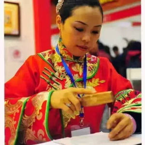 以金为纸，以心为剪：饶宝莲让佛山剪纸重焕荣光