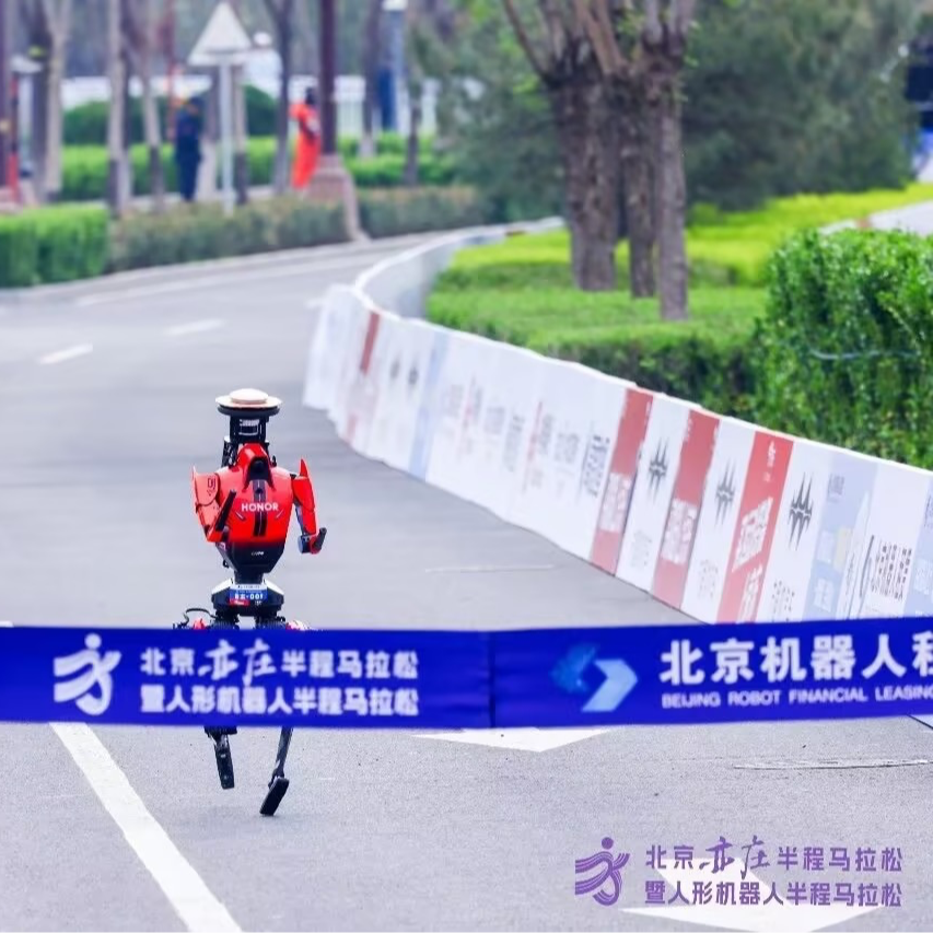 《落日赛道FM》EP.120 当机器人跑赢半马，我们跑步的意义变了吗？ episode artwork