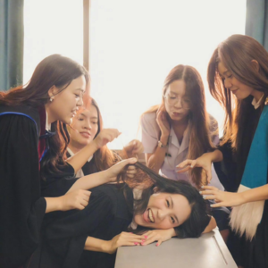 要求所有的花，在同一天开放，是对人尊严的冒犯