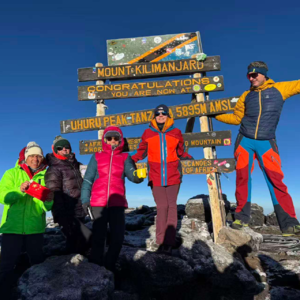 在路上｜EP20：攀登非洲之巅 乞力马扎罗 Lemosho 路线实录——5895 米的“窒息”冲顶