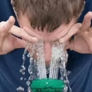 60岁女装大爷斩千名男色？这世界太癫了