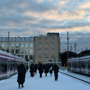 第3页：不设防的火车站，比金子还贵的“信用” ——从赫尔辛基的月台观察，拆解“零门槛”背后的社会信用成本