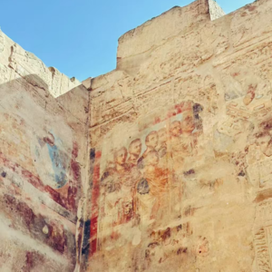 神庙的石刻上飘着时间的弹幕们，比如希腊雇佣兵的“到此一游”，罗马的壁画--我是你的眼之--埃及第二集