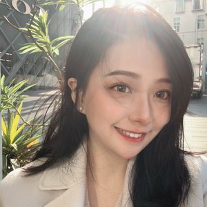 一只小蟹横着走