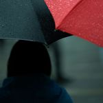 S3E1. 她历经风暴 她为她撑伞