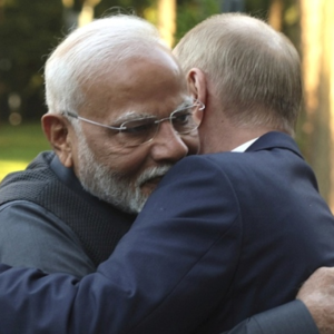 北约峰会之际拥抱普京,莫迪再上演美俄平衡术