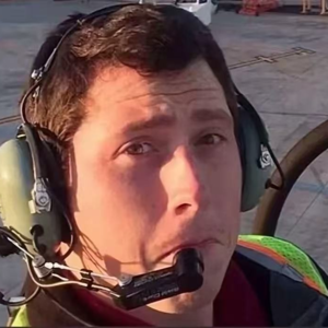 他偷了一架飞机，想要去看看鲸鱼。