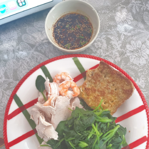 如果向朋友发出邀请，对方犹豫的话，我会立马说没事的你不感兴趣的话我自己去也很ok