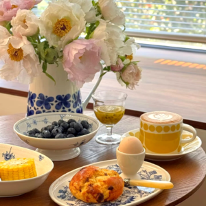 VOL556.电影《八月》：他回忆着20世纪90年代初的夏天，在呼和浩特探索成长的奥秘。