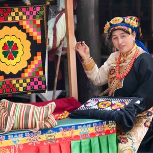 Vol.20: 对谈乡村非遗传承人讨论嘉绒藏织挑绣当下的生存状态