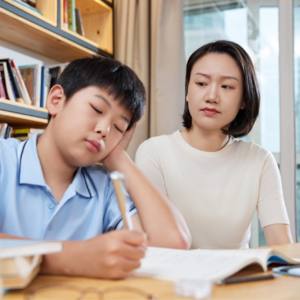 你还再盯着孩子学习吗？学霸好成绩也从来都不是盯出来的！真相来了