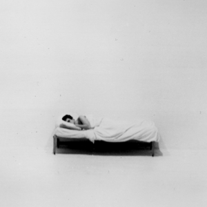 024. 春困秋乏夏打盹,艺术家和策展人们都是怎么睡觉的?