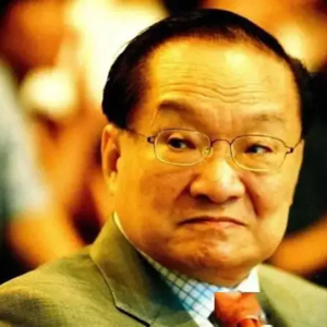 金庸:远比侠客小说精彩的一生 | 10月30日