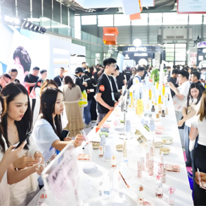 建议所有做品牌和营销的人没事多去美妆市场转转，你肯定会被震撼到，因为这个行业没有最卷只有更卷