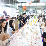 建议所有做品牌和营销的人没事多去美妆市场转转，你肯定会被震撼到，因为这个行业没有最卷只有更卷