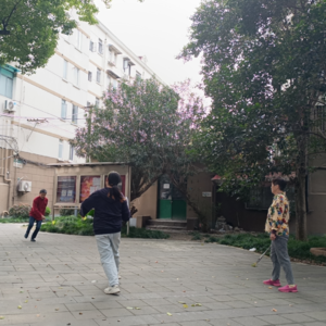 逛了线下超市&坐在小区泛黄的椅子上看大爷大妈打羽毛球