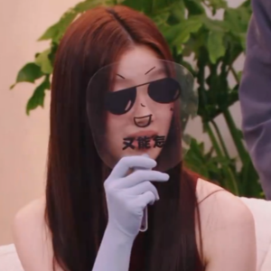 “抽象疯口”的单依纯,如何唱出「时代之音」?