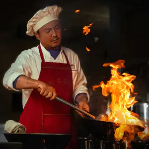 303 从《龙餐馆》到《牛来》，这个夏天的中国电影院