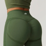 Alo Yoga如何取代Lululemon成为中产最爱？两个品牌有何不同？