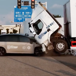 车圈大件事 | 理想 i8 正面撞得 8 吨大卡车四轮离地...你信？