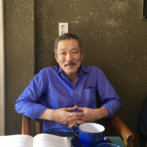 “当灵魂支离破碎”：在洪常秀的黑白长镜头里，饮下一杯真实的微醺《她回来的那天》
