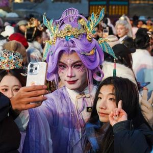 靠提供“情绪价值”淘金,“想成功,想被看见”,他们是涌入景区当NPC的00后 20260515