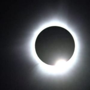 BBC Newsround｜大批北美民众聚集观看日食