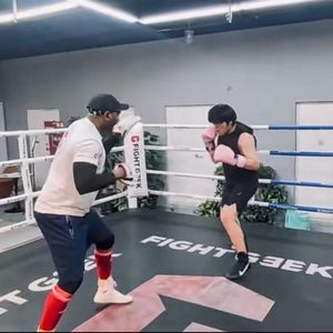 练拳练到休克，醒来第一件事是把可乐瓶盖拧上
