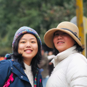 024.是母女也是工作搭子的摘摘和品兮：”因为抑郁休学，我妈才开始爱我。”