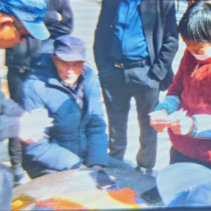 抹花花牌的老人1